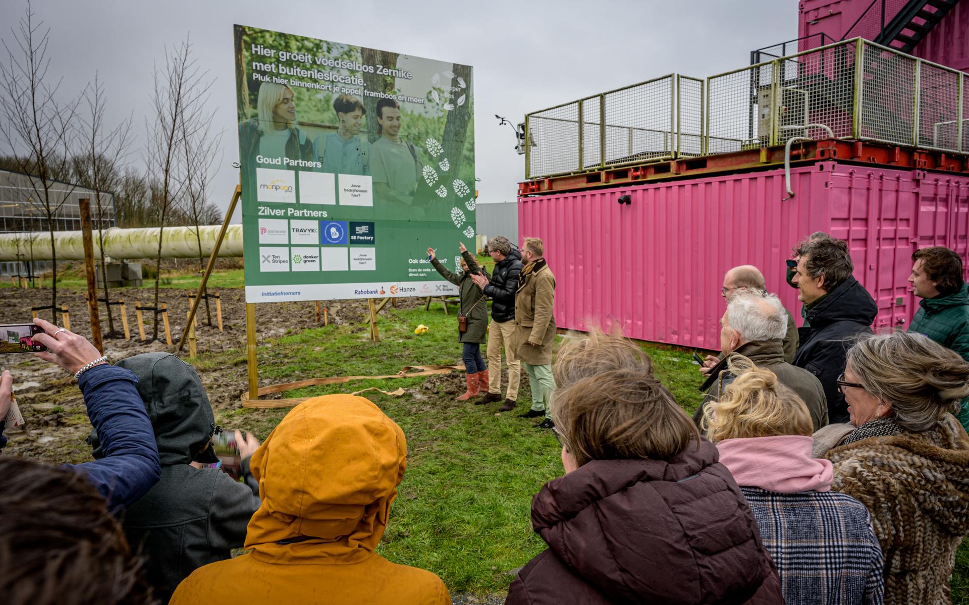 Opening van voedselbos Zernike met publiek bij het partnerbord